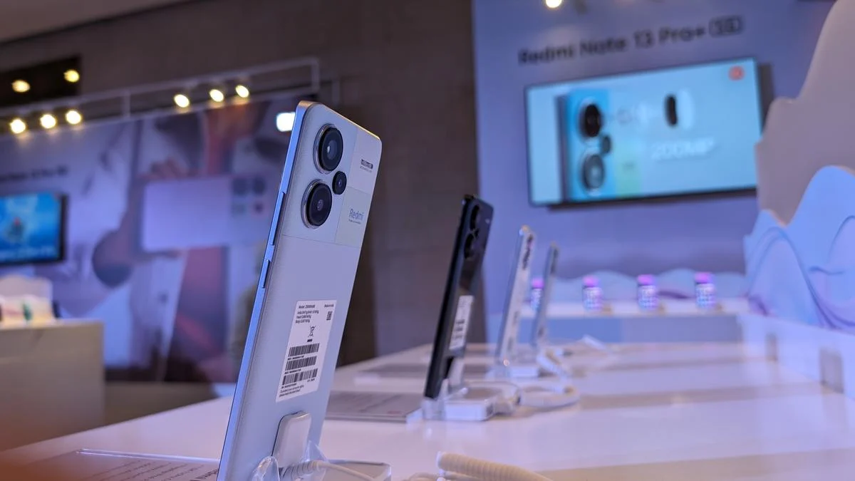 India’s Smartphone Market Navigates Unprecedented Headwinds: Mass-Market Plummets Amidst Soaring Component Costs