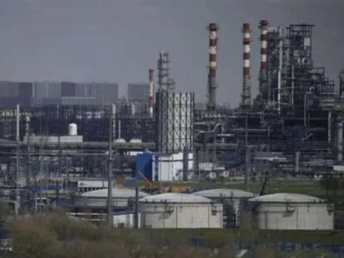 Russia, an Oil Superpower, Turns to India for Gasoline Amid Acute Domestic Shortages