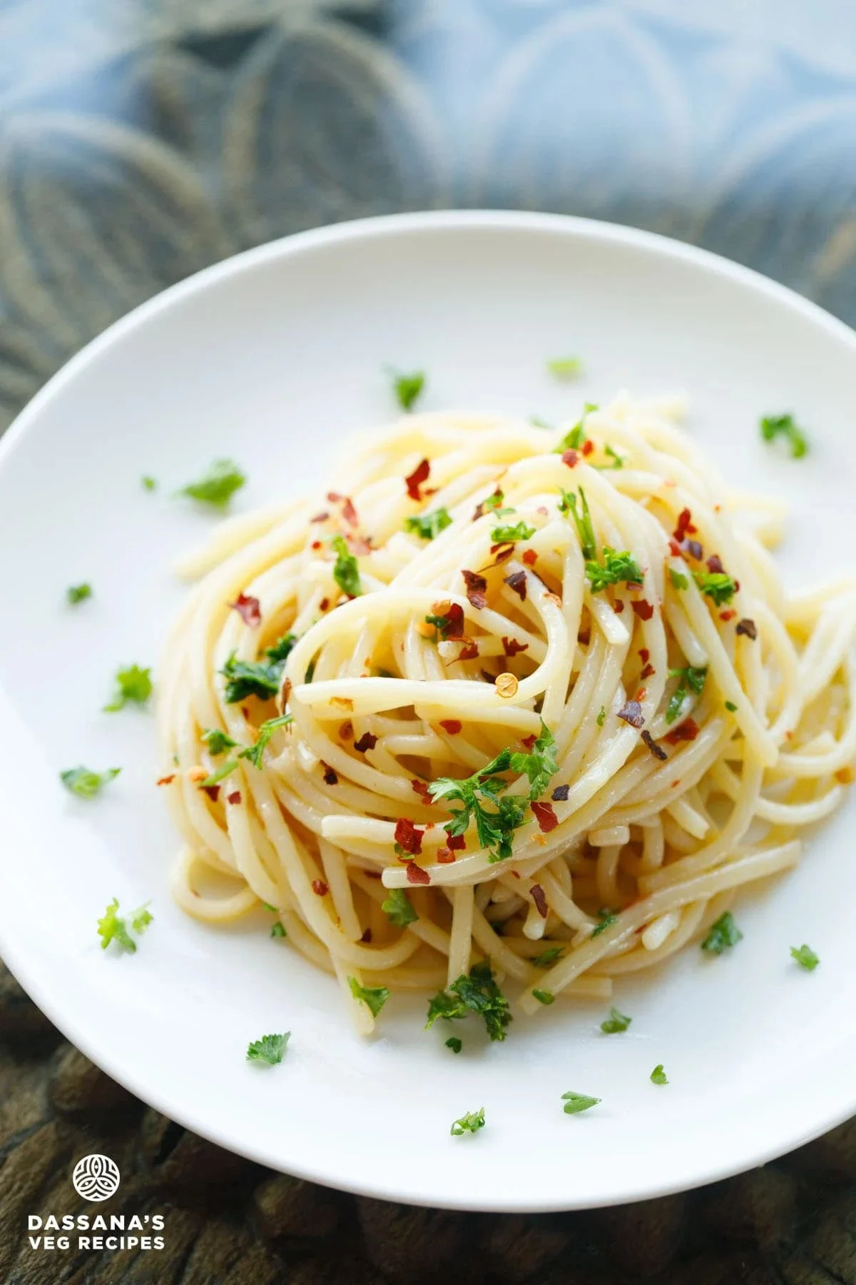 The Art of Minimalist Gastronomy: Mastering Spaghetti Aglio e Olio