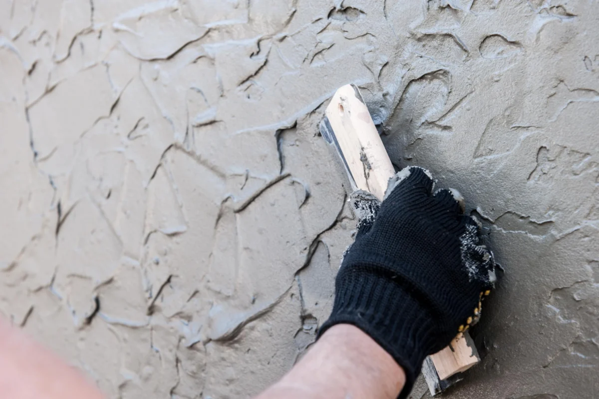 The Great Wall Debate: Deciphering the Luxury Divide Between Venetian Plaster and Textured Paints